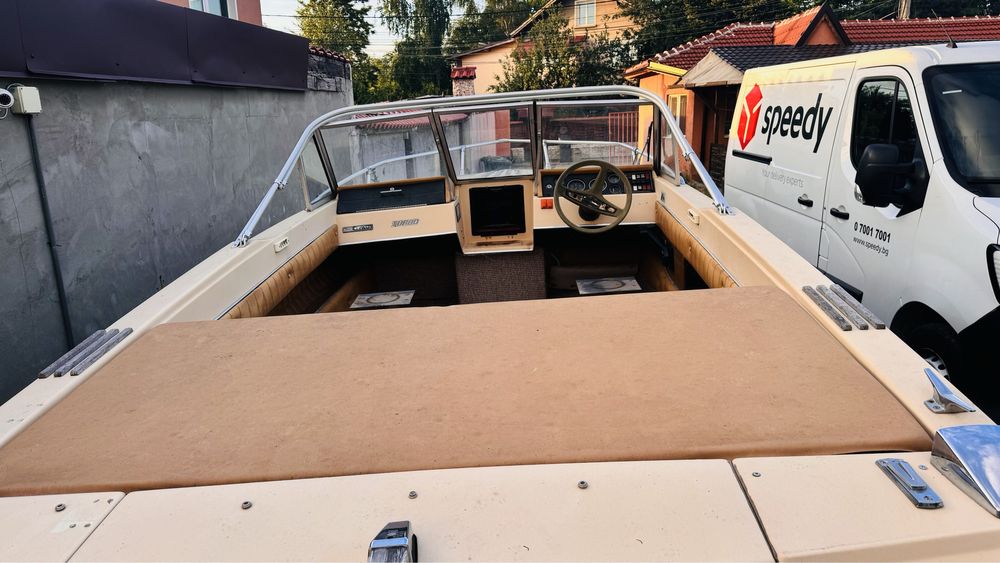 Моторна лодка Glastron