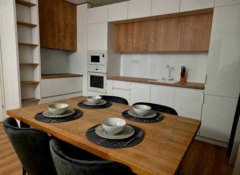 Дава се под наем Тристаен апартамент в София, Полигона - 115 кв.м за 1097.01 € - Снимка #1