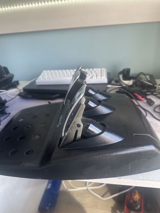 Pedale cu volan logitech.