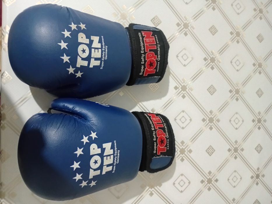 боксерские перчатки ,Б/У