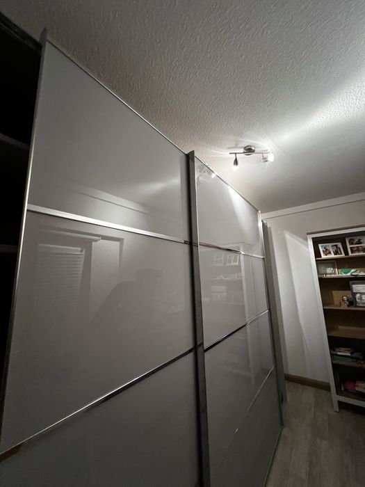 Dressing/Dulap 280/223/68 cm cu 2 usi culosante sticla gri deschis