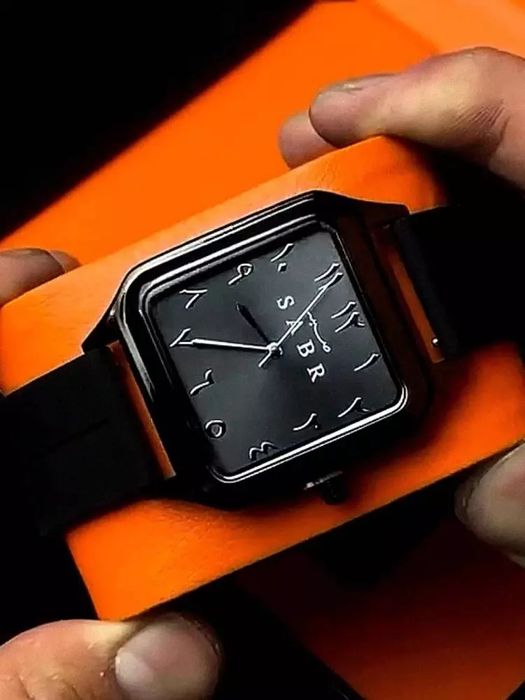 SABR kvadrat dizayndagi erkaklar soati