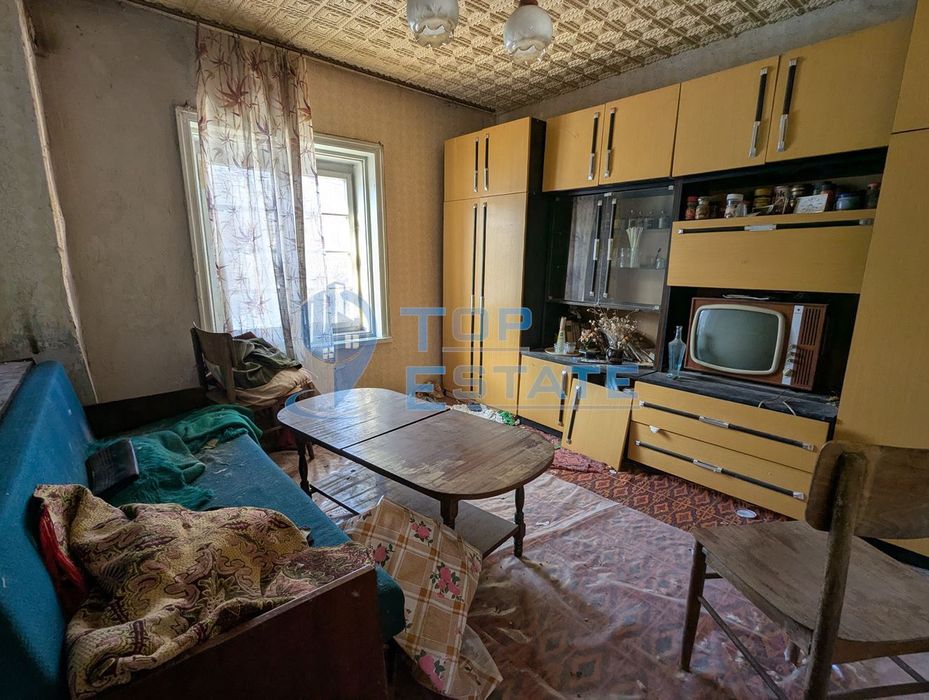 Двуетажна тухлена къща с голям двор в село Копривец, област Русе