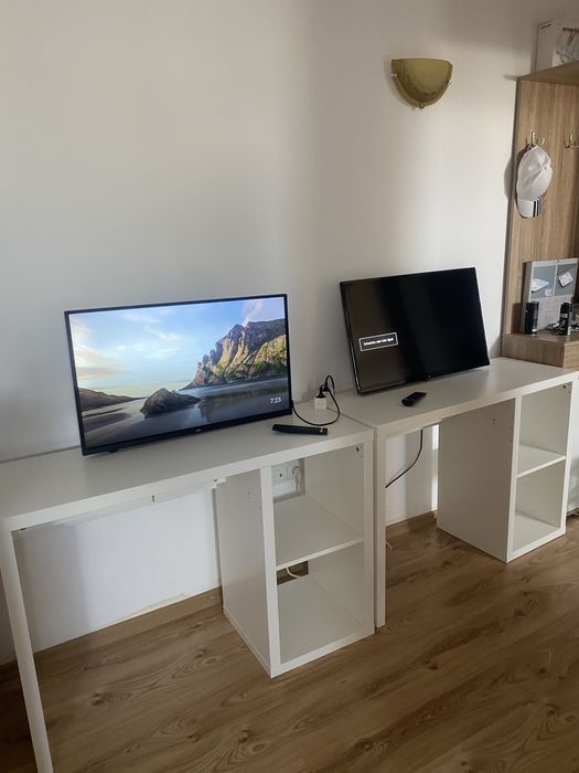 Pachet complet: 2 Televizoare 32" + 2 Birouri albe (Stare foarte bună)