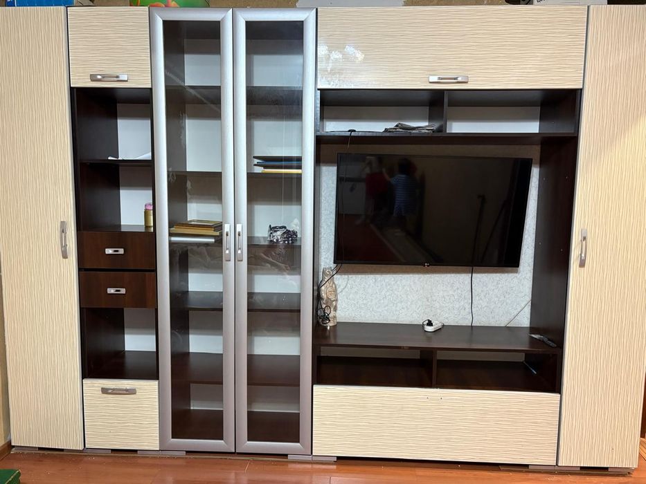 Продается стенка в гостиную