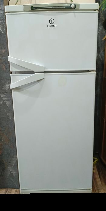 Продам холодильник indesit