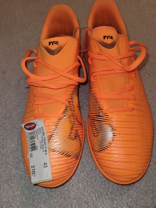 Vand ghete de fotbal marime 43
