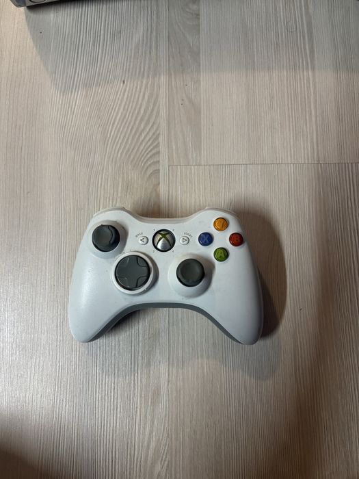 Xbox 360 cu 2 controlere si kinect