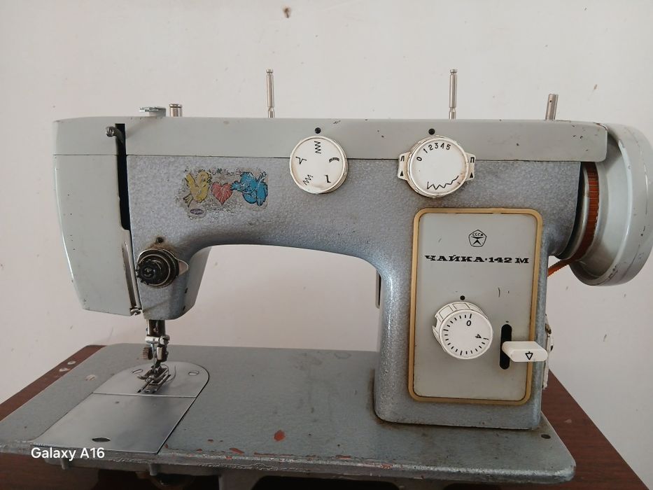 Бичиш столи ва тикув машинкаси сотилада