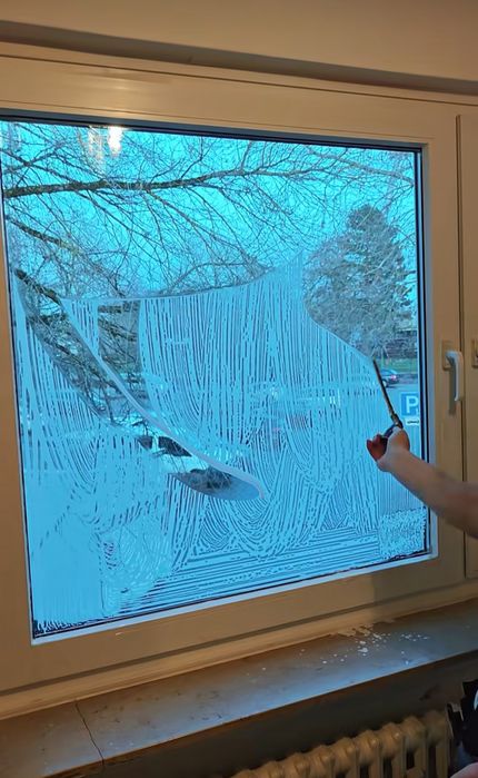 Професионално почистване на прозорци и витрини