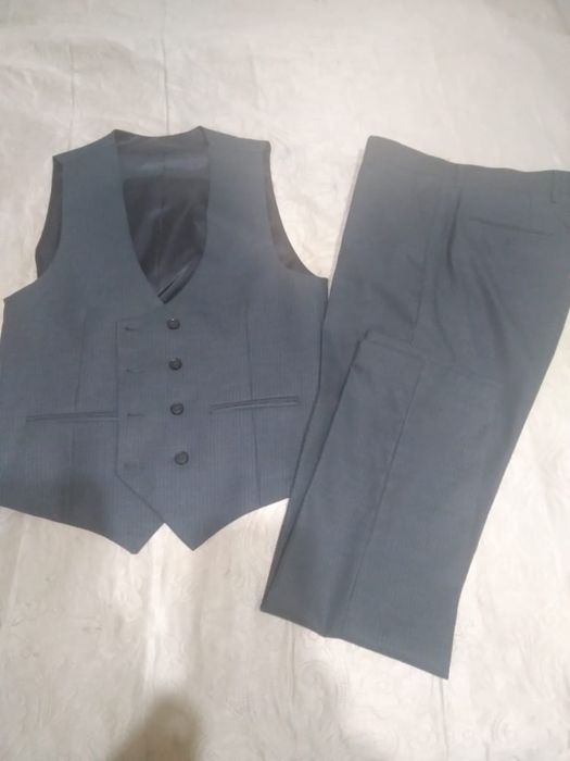 костюм тройка. одевали только 2 раза