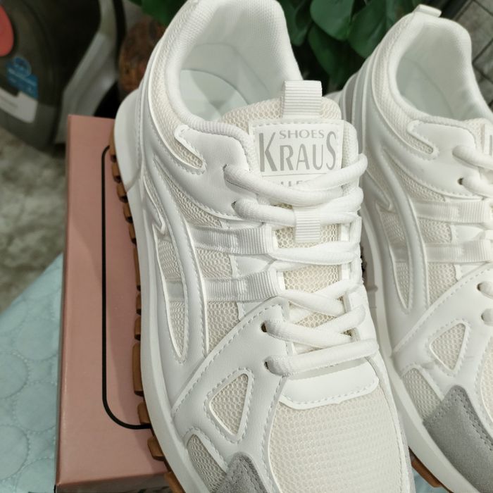 Продам кроссовки женские