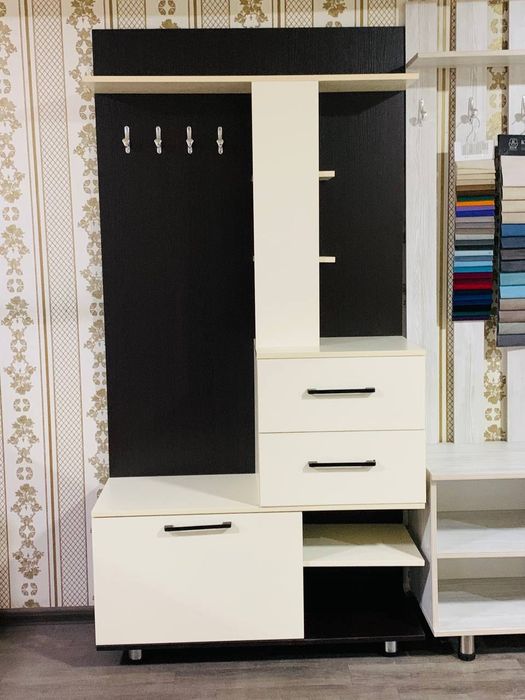 Продаётся камод прихошка книжний полка обувнитца.