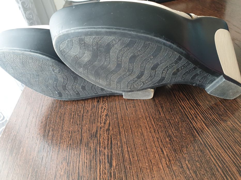 Шлепки на платформе