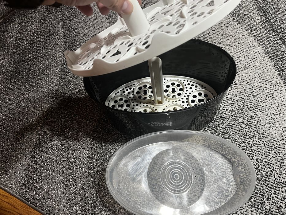 Стерилизатор за бебешки шишета и биби Tommee Tippee