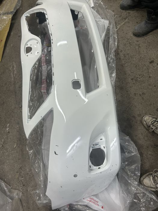 Продам бампер камри 45 белый с партрониками евро