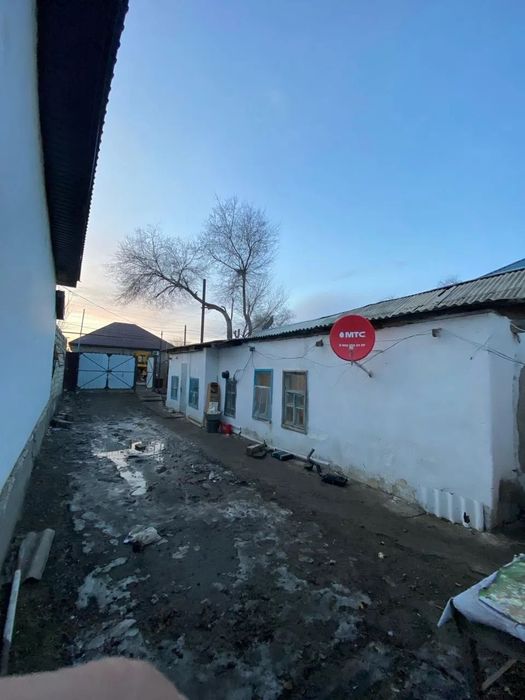 Продаю дом во дворе гараж