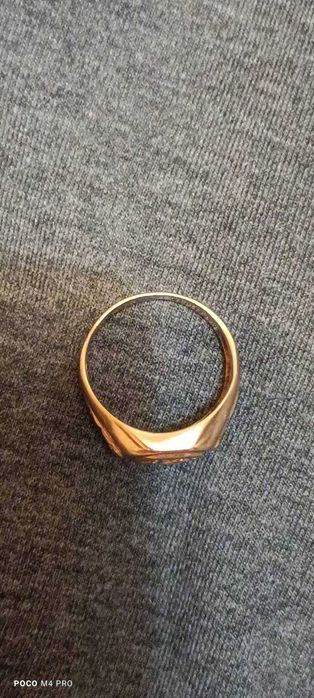 Златен пръстен с циркони