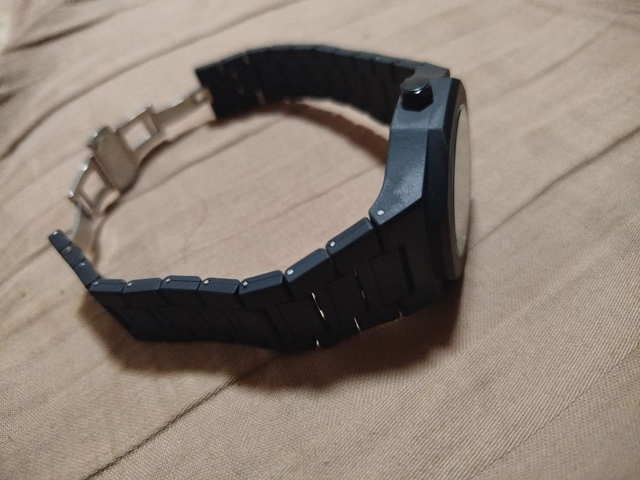 Соат карбондан ясалган енгил.