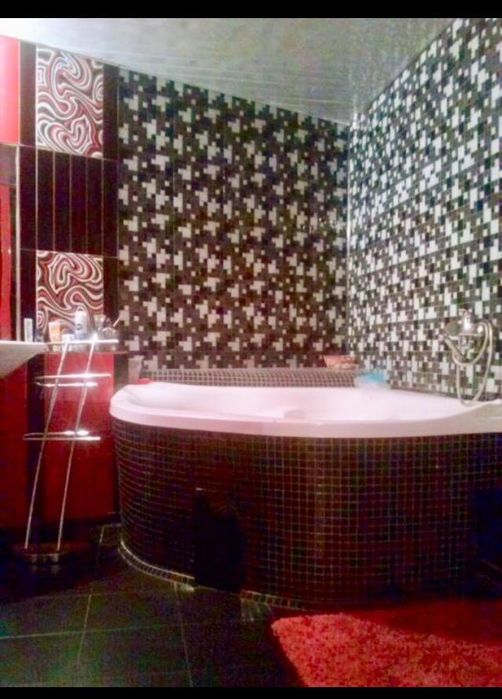 Продам,миробадский р-он евродом центр,срочно.140кв.м.Два этажа.Бассейн