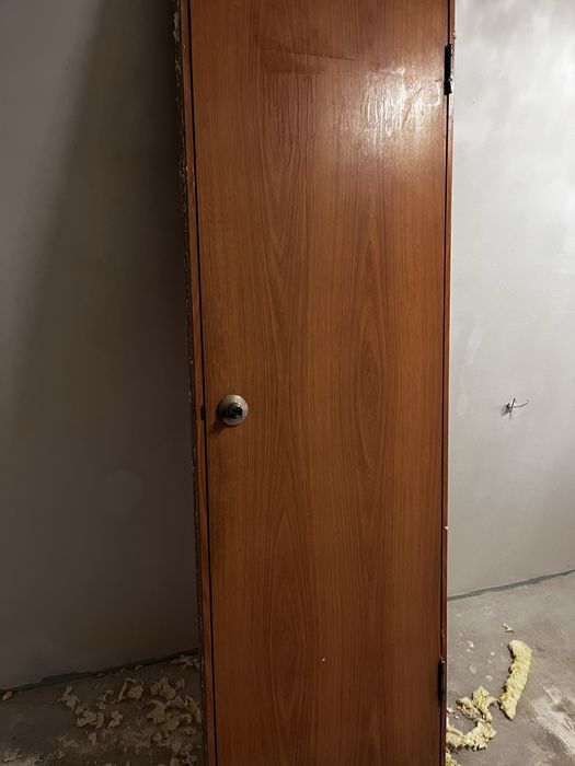 Продам межкомтную дверь