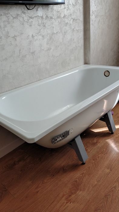 Металлическая ванна.