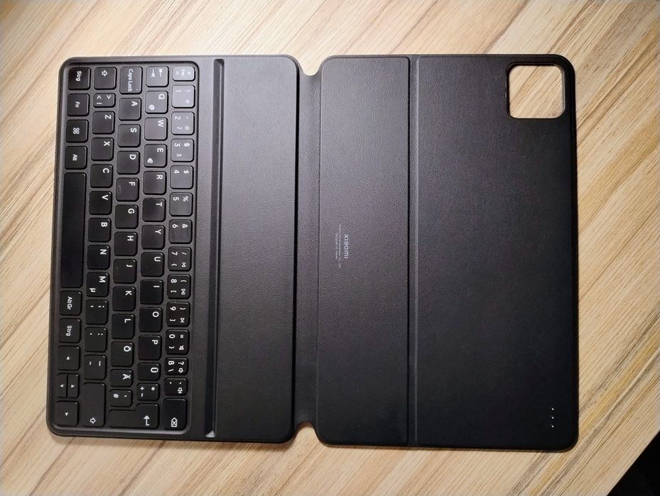 Таблет Xiaomi Pad 6 в комплект с Оригинален калъф с клавиатура, писалка и чанта за таблет.