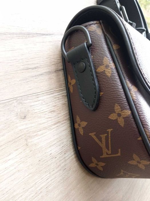 Geanta compacta Louis Vuitton crossbody Monogram cu curea din piele