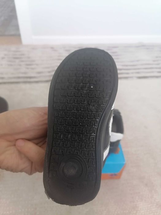 Продам детские кроссовки размер 25