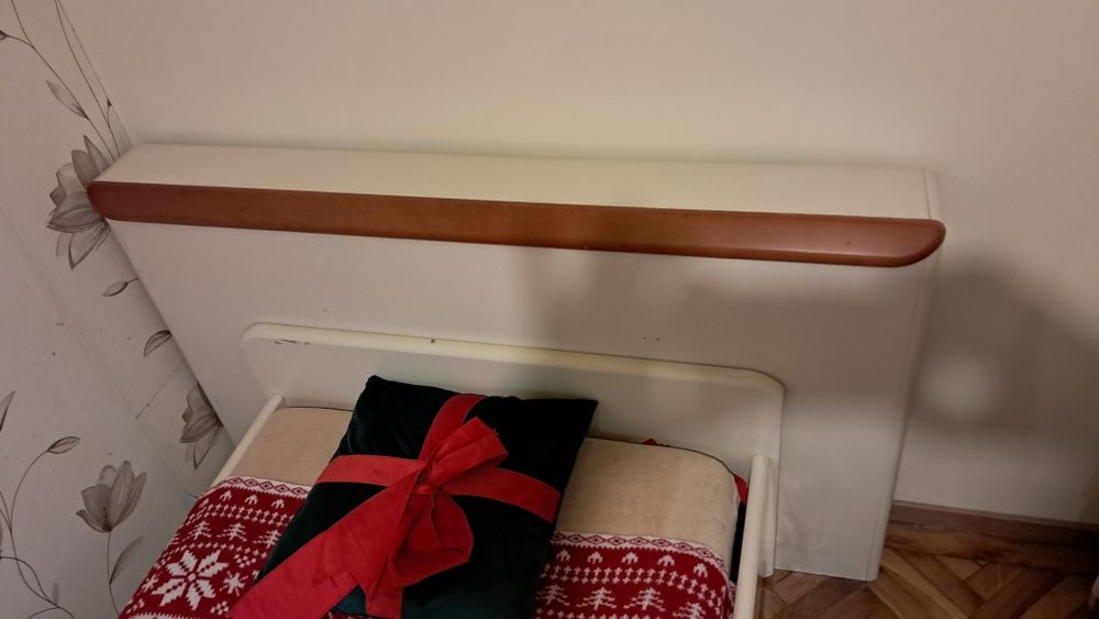 Pat simplu cu saltea inclus.