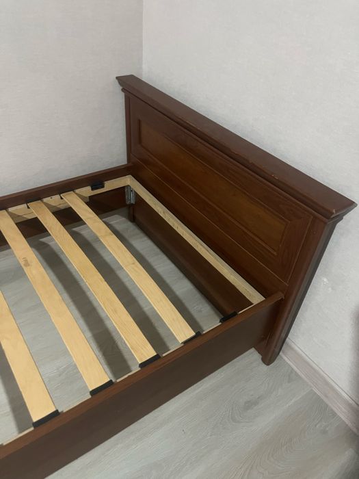 Кровать деревянная