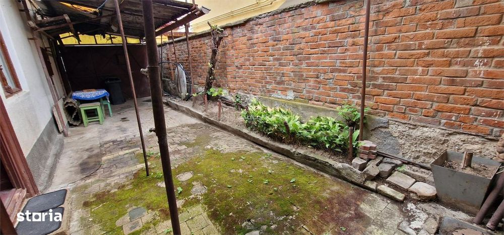 Resita Casa Singur in Curte Zona Muncitoresc