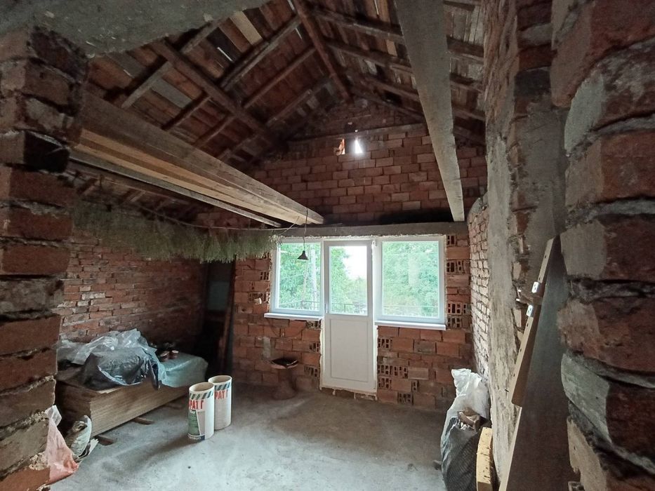 Просторна триетажна къща с голям двор в с. Дивотино, обл. Перник