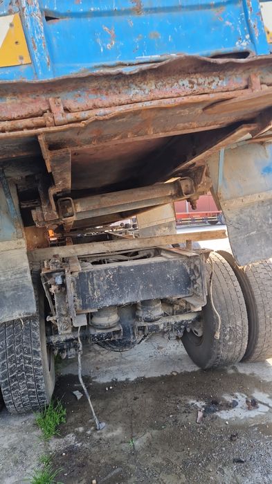 Bena basculanta de daf 6x4 cu cilindru și semișasiu