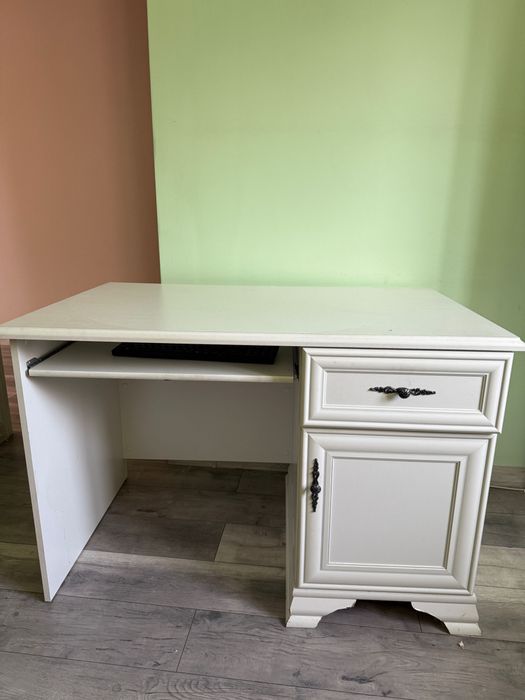 Шкаф угловой и стол