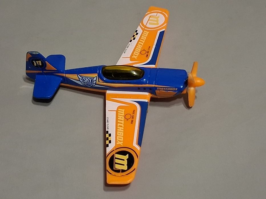 Самолет Matchbox.