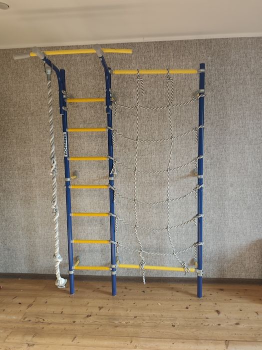 Детская кровать и стенка