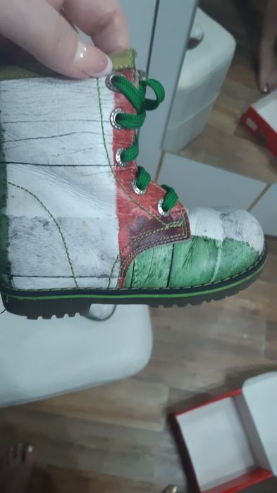 Продам ботинки для девочки демисезонные