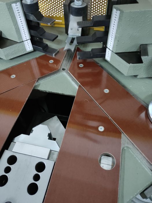 Автоматична ъглонабивна PRESSTA EISELE 2000 с двойна регулируема глава