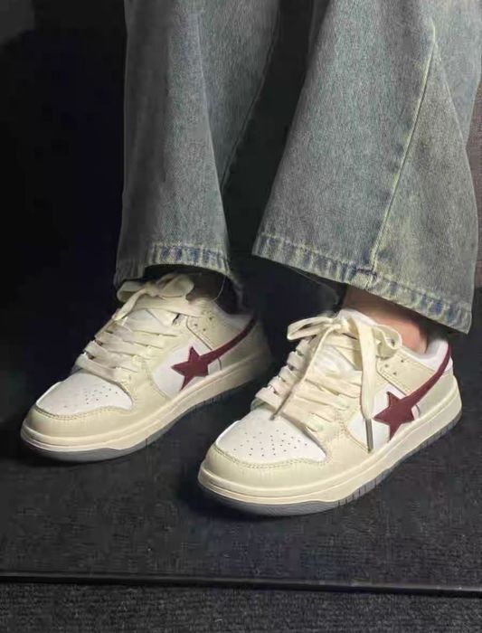 Новые стильные кроссовки