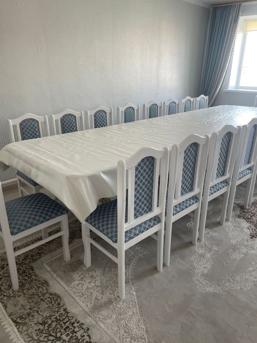 Обеденный стол+18 стульев и сервант для посуды