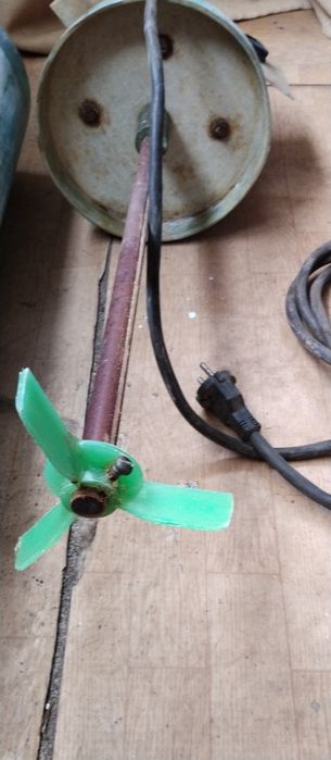 Голям миксер за разбъркване на мляко и др.течности