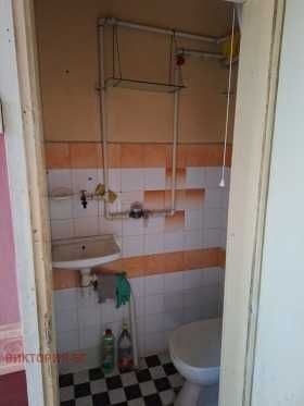 Продава се Магазин в Пловдив, Център - 18 кв.м за 2389 €/кв.м - Снимка #2