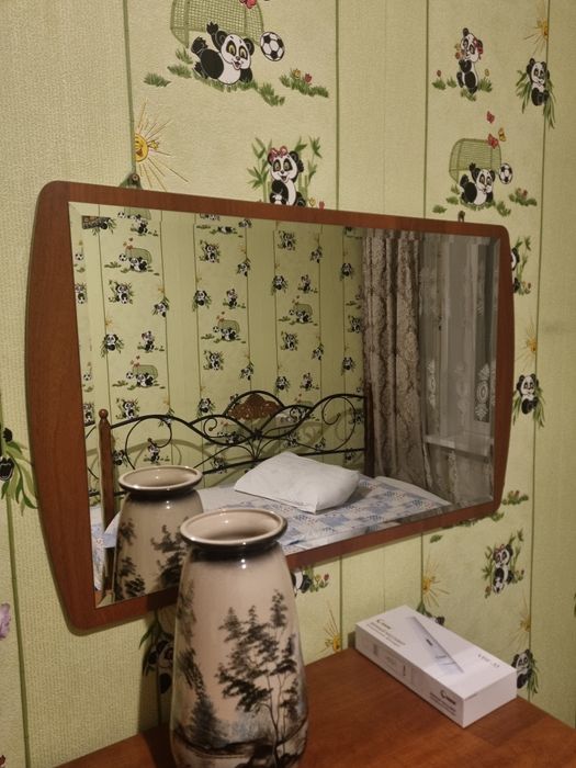 Настенное зеркало