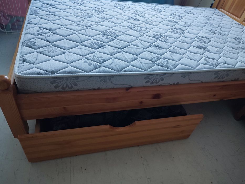 Спалня от естествено дърво