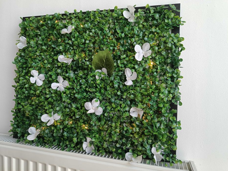 Пано/картина изкуствена трева с цветя и лампички