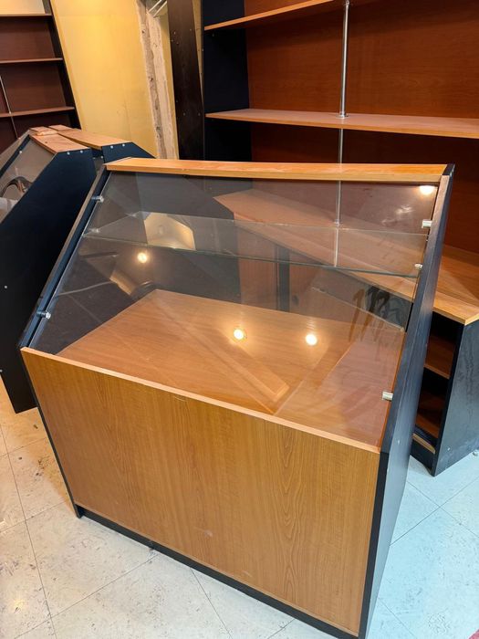 Продам витринные полки , стилажии