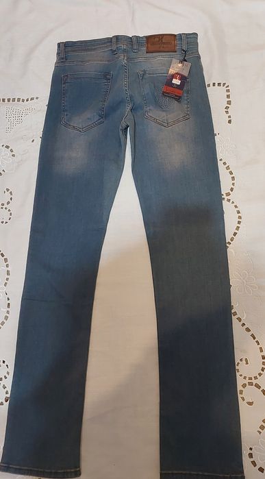 Новые фирменные джинсы 33 w  86-88 см в  поясе.