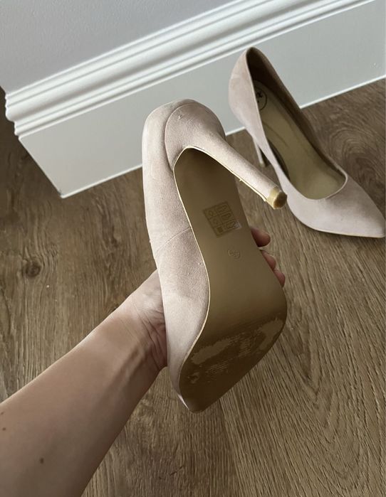 Pantofi nude