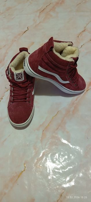 Кеды Vans утеплённые.